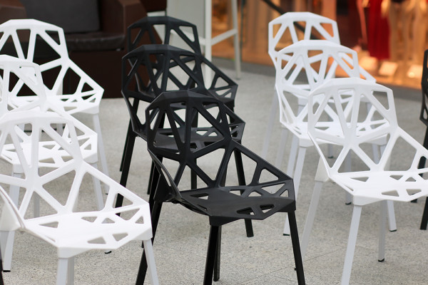 Krzesla Geometric Biale Czarne Wypozyczalnia Mebli Magnetic Group Trojmiasto Gdynia Gdansk Sopot WYnajem Mebli
