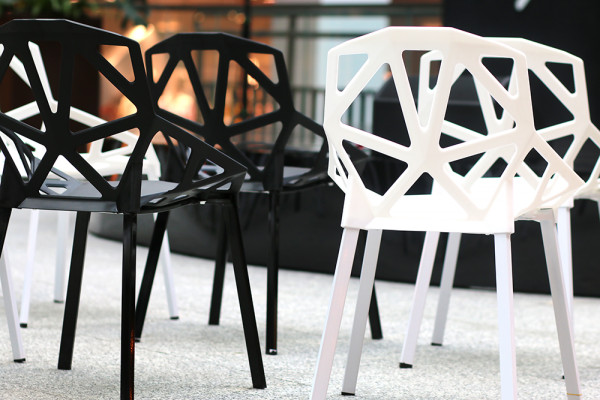 Krzesla Geometric czarne biale Wypozyczalnia Mebli Magnetic Group Trojmiasto Gdynia Gdansk Sopot WYnajem Mebli